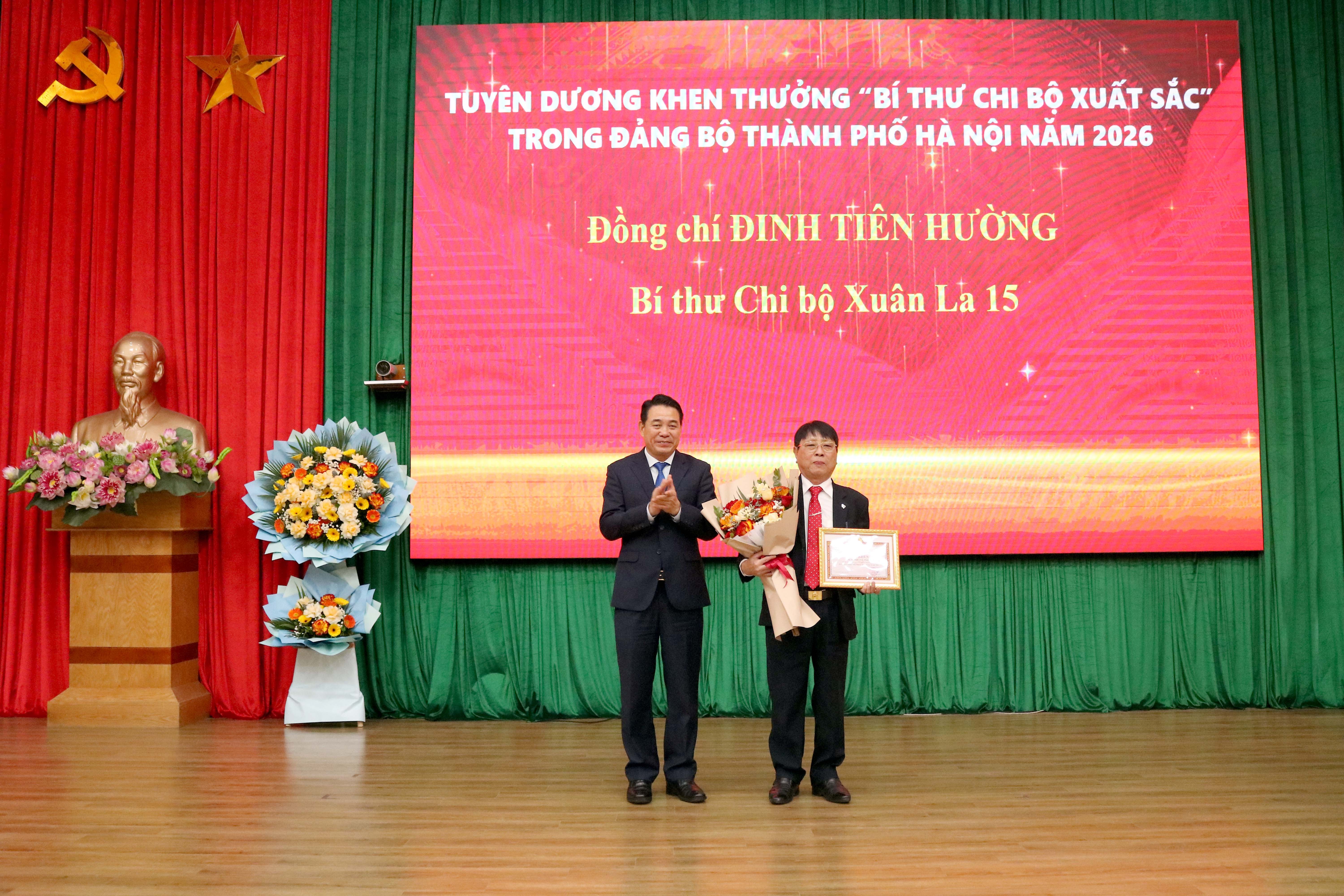 Xuân Đỉnh Tổ Chức Lễ Kỷ Niệm 96 Năm Ngày Thành Lập Đảng Và Trao Huy Hiệu Đảng Tặng Đảng Viên Lão Thành