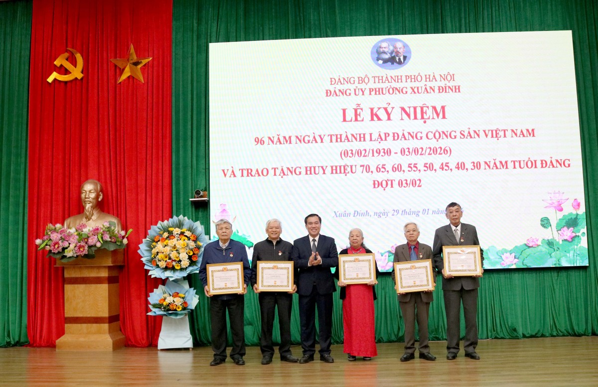 Xuân Đỉnh Tổ Chức Lễ Kỷ Niệm 96 Năm Ngày Thành Lập Đảng Và Trao Tặng Huy Hiệu Đảng Cho Đảng Viên Lão Thành