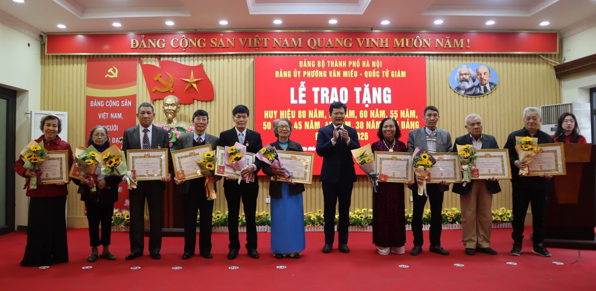 Phường Văn Miếu - Quốc Tử Giám Trang Trọng Tổ Chức Lễ Trao Huy Hiệu Đảng Đợt 3/2/2026 Phường Văn Miếu - Quốc Tử Giám Trang Trọng Tổ Chức Lễ Trao Huy Hiệu Đảng Đợt 3/2/2026