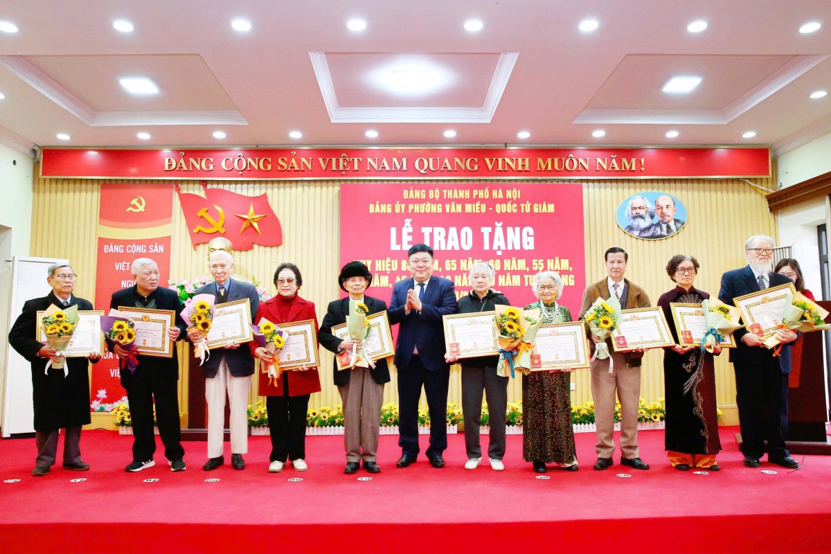 Phường Văn Miếu - Quốc Tử Giám Trang Trọng Tổ Chức Lễ Trao Huy Hiệu Đảng Đợt 3/2/2026 Phường Văn Miếu - Quốc Tử Giám Trang Trọng Tổ Chức Lễ Trao Huy Hiệu Đảng Đợt 3/2/2026