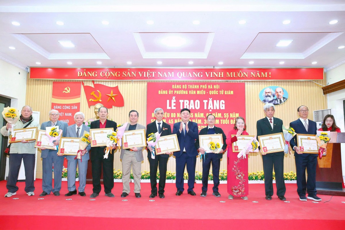 Phường Văn Miếu - Quốc Tử Giám Trang Trọng Tổ Chức Lễ Trao Huy Hiệu Đảng Đợt 3/2/2026 Phường Văn Miếu - Quốc Tử Giám Trang Trọng Tổ Chức Lễ Trao Huy Hiệu Đảng Đợt 3/2/2026