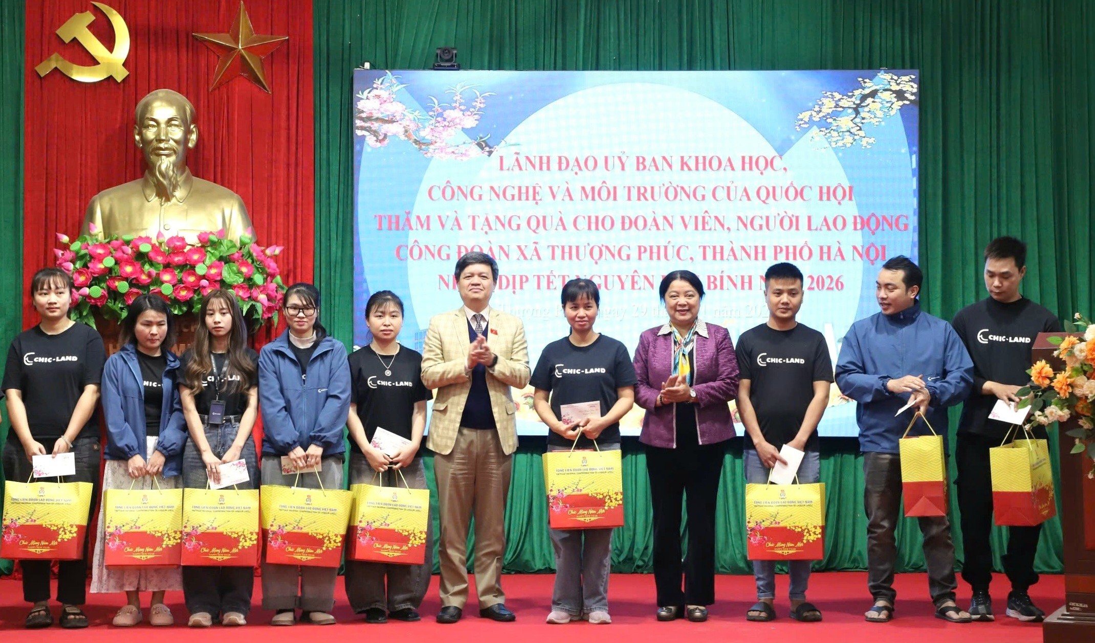 Công nhân lao động xã Thượng Phúc đón nhận những phần quà Tết ý nghĩa