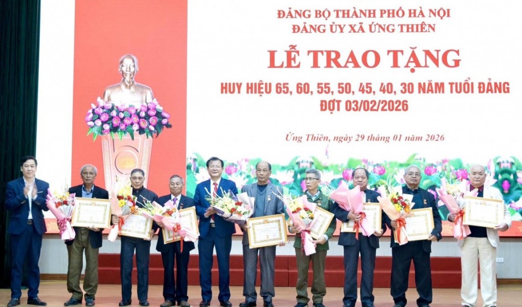 Xã Ứng Thiên: Trao Huy hiệu Đảng tặng 36 đảng viên lão thành