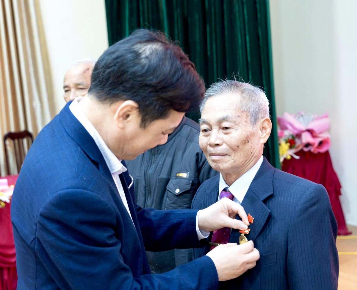 Xã Ứng Thiên: Trao Huy Hiệu Đảng Tặng 36 Đảng Viên Lão Thành