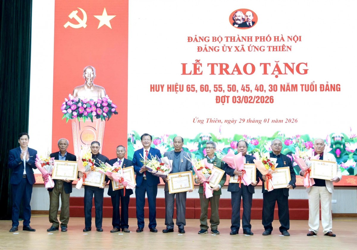 Xã Ứng Thiên: Trao Huy Hiệu Đảng Tặng 36 Đảng Viên Lão Thành