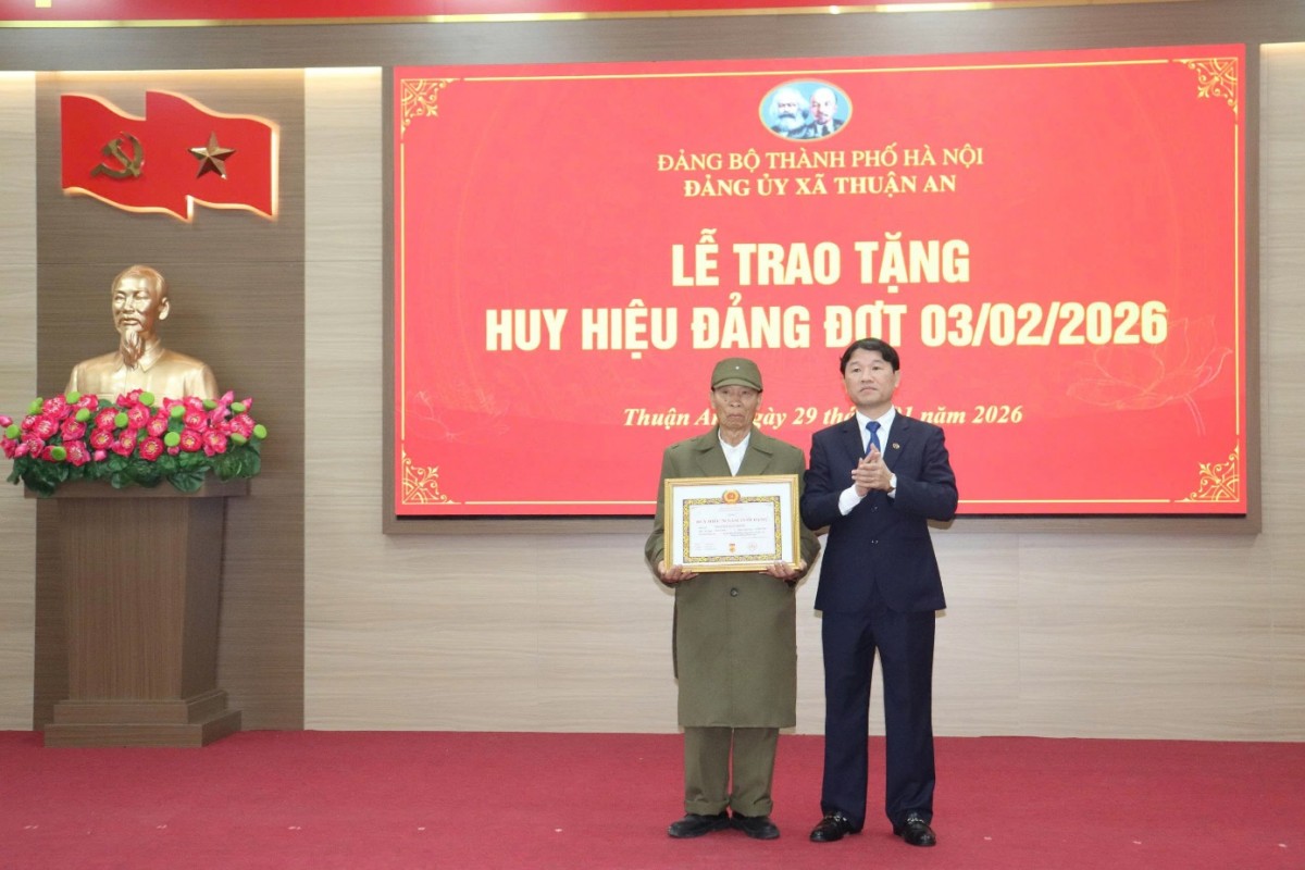 Xã Thuận An trao tặng 49 Huy hiệu Đảng đợt 3/2/2026