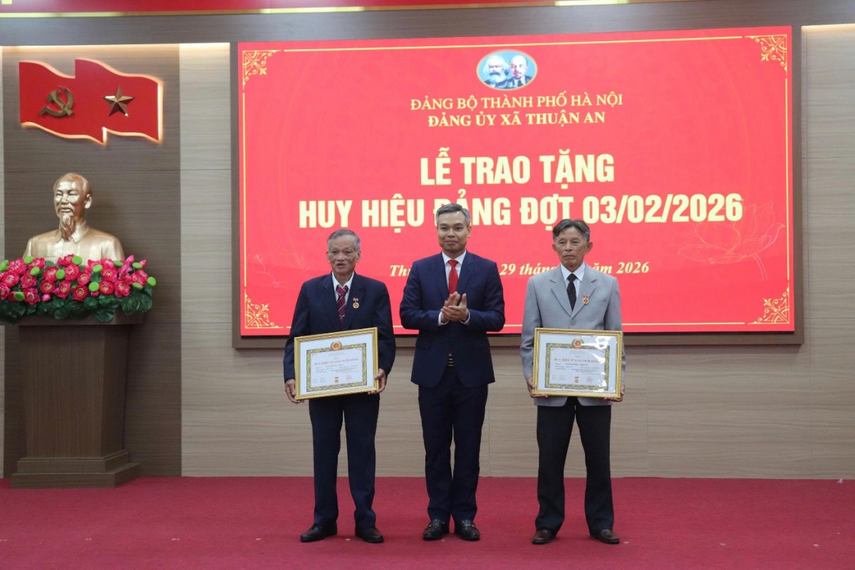 Xã Thuận An trao tặng 49 Huy hiệu Đảng đợt 3/2/2026