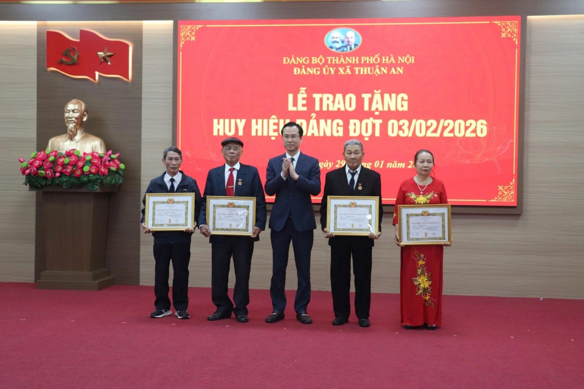 Xã Thuận An trao tặng 49 Huy hiệu Đảng đợt 3/2/2026