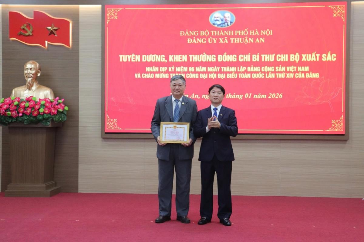 Xã Thuận An trao tặng 49 Huy hiệu Đảng đợt 3/2/2026