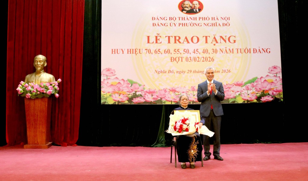 Trao Huy hiệu Đảng tặng 220 đảng viên lão thành phường Nghĩa Đô