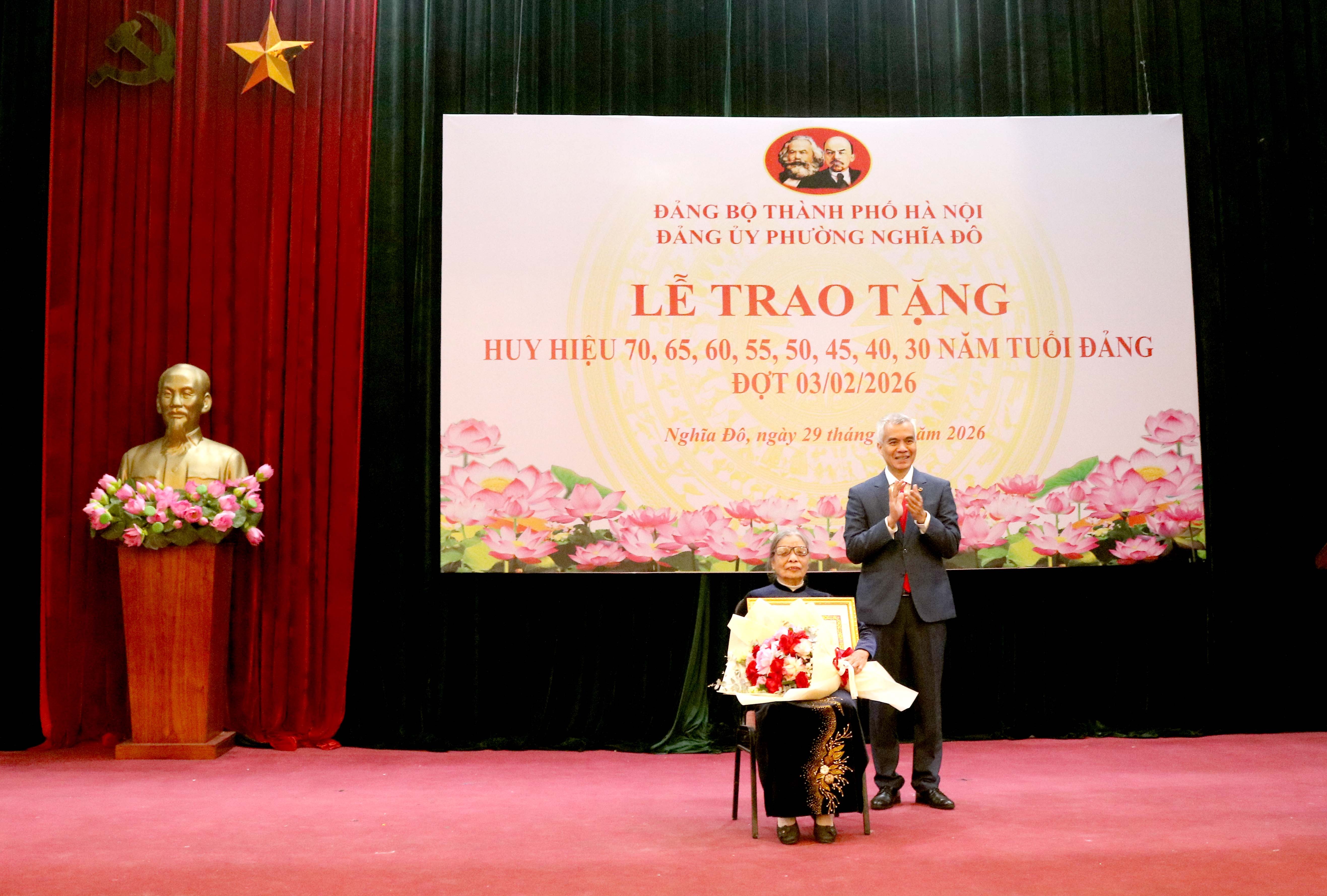 Trao Huy Hiệu Đảng Tặng 220 Đảng Viên Lão Thành Phường Nghĩa Đô Trao Huy Hiệu Đảng Tặng 220 Đảng Viên Lão Thành Phường Nghĩa Đô