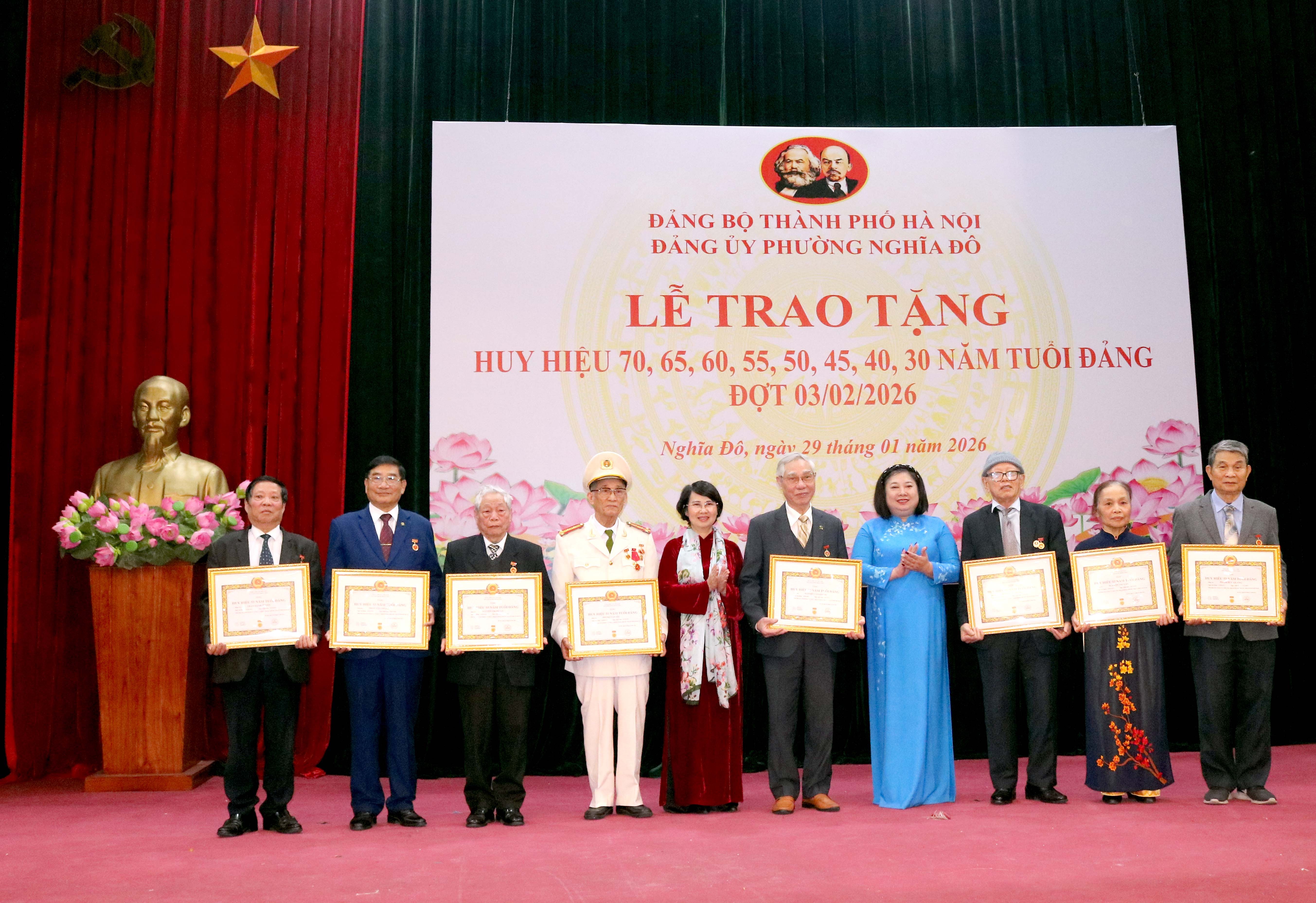 Trao Huy Hiệu Đảng Tặng 220 Đảng Viên Lão Thành Phường Nghĩa Đô Trao Huy Hiệu Đảng Tặng 220 Đảng Viên Lão Thành Phường Nghĩa Đô