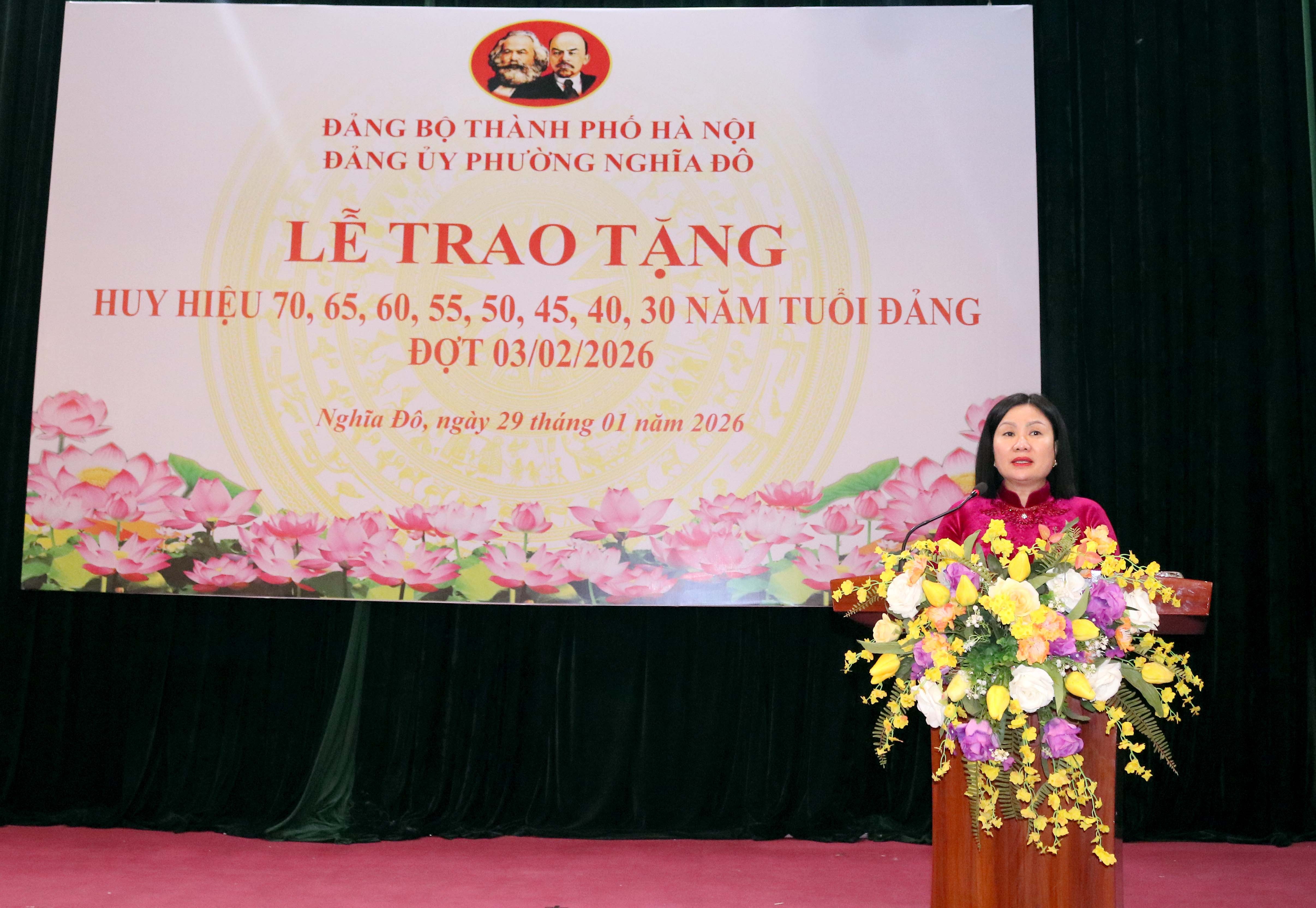 Trao Huy Hiệu Đảng Tặng 220 Đảng Viên Lão Thành Phường Nghĩa Đô Trao Huy Hiệu Đảng Tặng 220 Đảng Viên Lão Thành Phường Nghĩa Đô