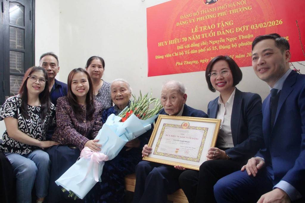 Chủ tịch Ủy ban MTTQ Việt Nam thành phố Hà Nội trao tặng Huy hiệu 70 năm tuổi Đảng tại phường Phú Thượng