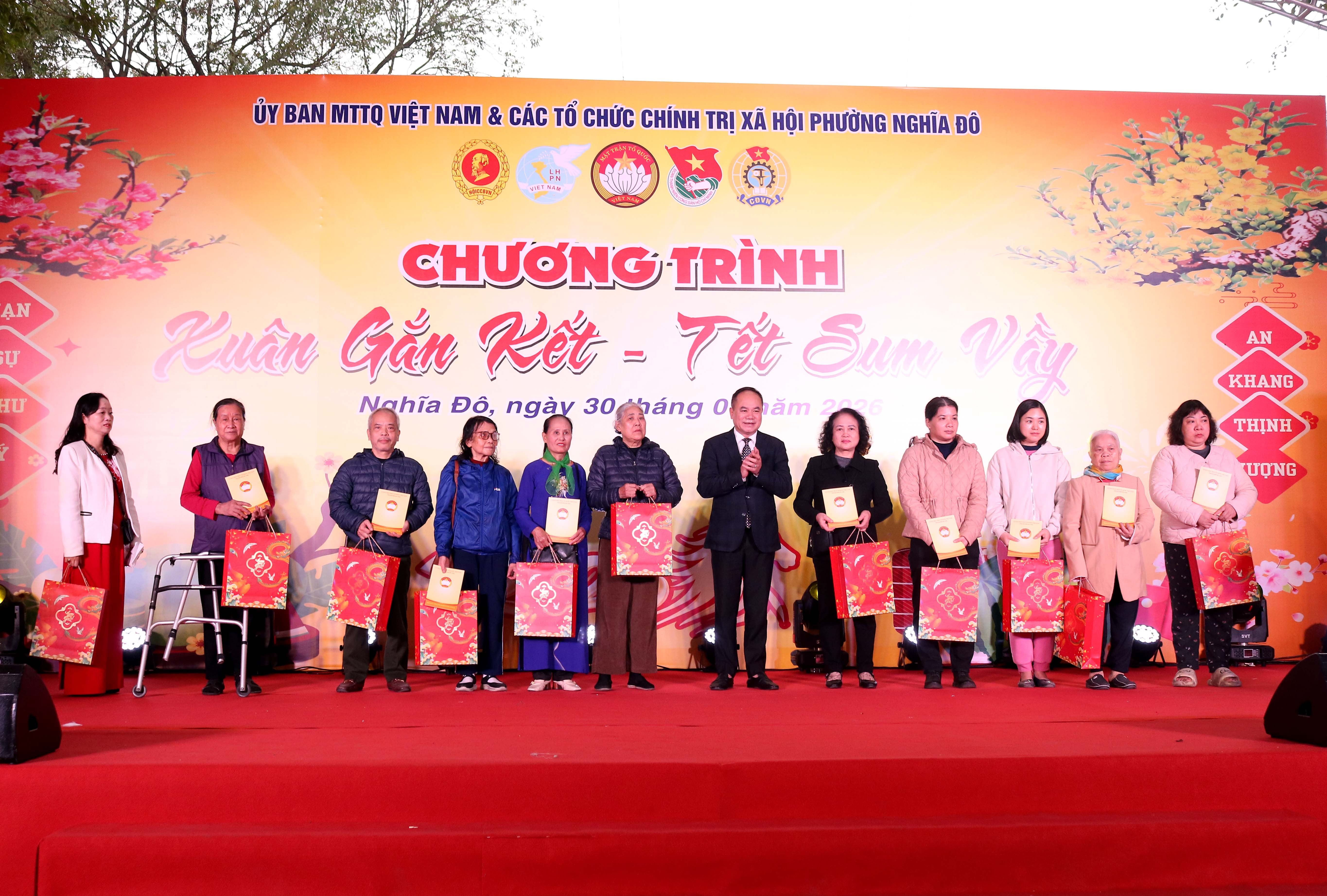 Phường Nghĩa Đô: Gắn Kết Ý Đảng - Lòng Dân Qua Chương Trình “Xuân Gắn Kết - Tết Sum Vầy” Phường Nghĩa Đô: Gắn Kết Ý Đảng - Lòng Dân Qua Chương Trình “Xuân Gắn Kết - Tết Sum Vầy”