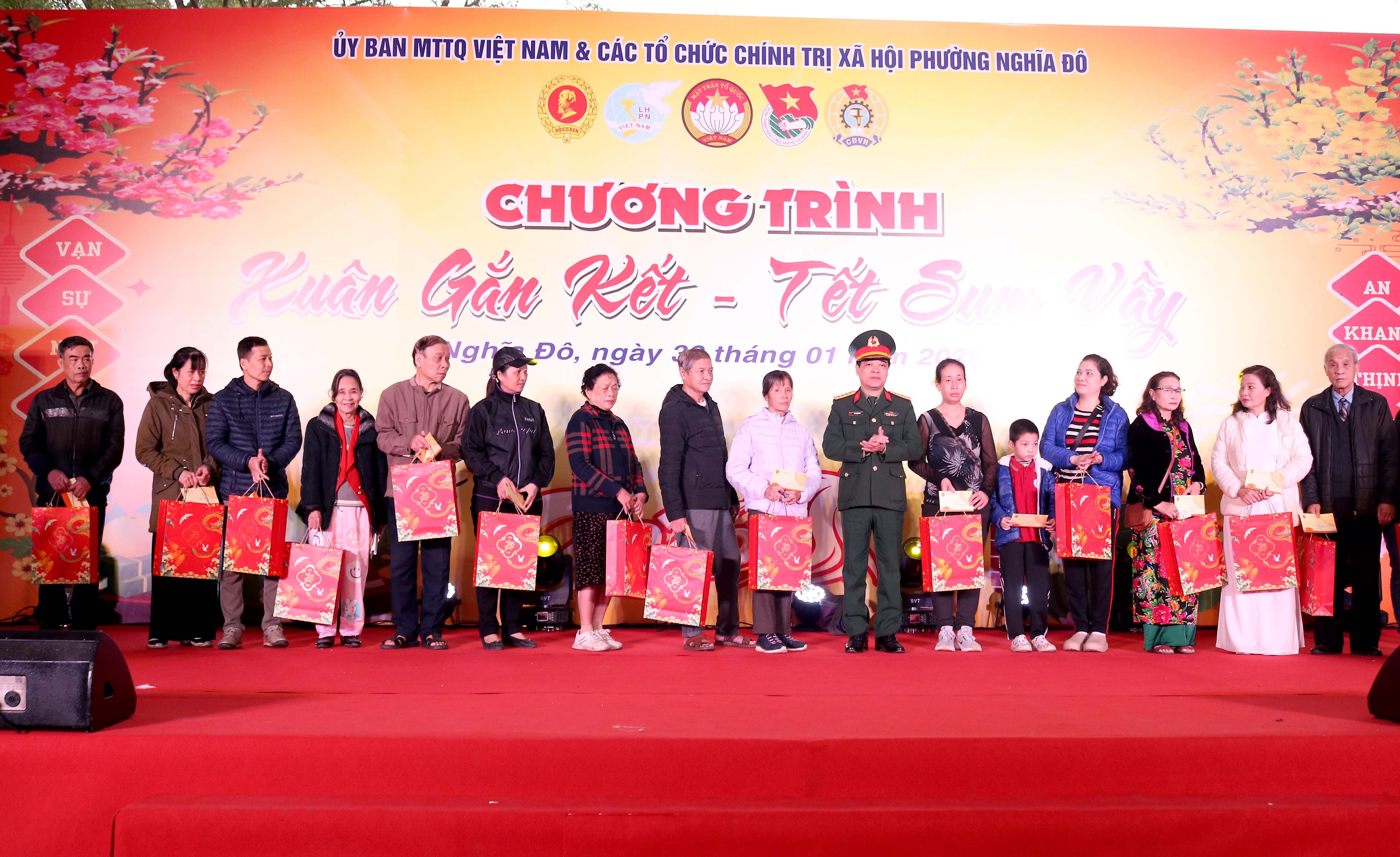 Phường Nghĩa Đô: Gắn Kết Ý Đảng - Lòng Dân Qua Chương Trình “Xuân Gắn Kết - Tết Sum Vầy” Img 981520260130111404