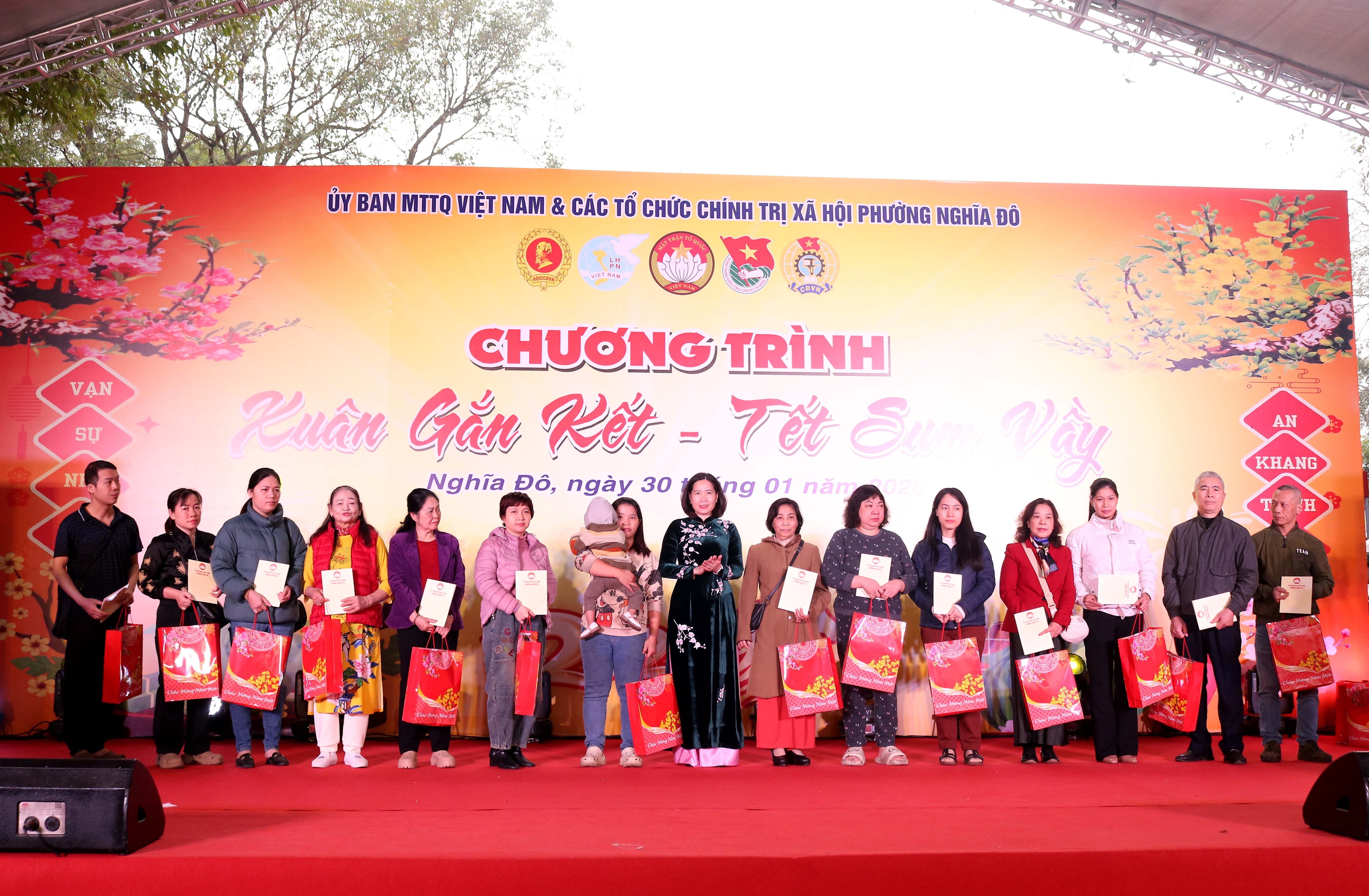 Phường Nghĩa Đô: Gắn Kết Ý Đảng - Lòng Dân Qua Chương Trình “Xuân Gắn Kết - Tết Sum Vầy” Phường Nghĩa Đô: Gắn Kết Ý Đảng - Lòng Dân Qua Chương Trình “Xuân Gắn Kết - Tết Sum Vầy”