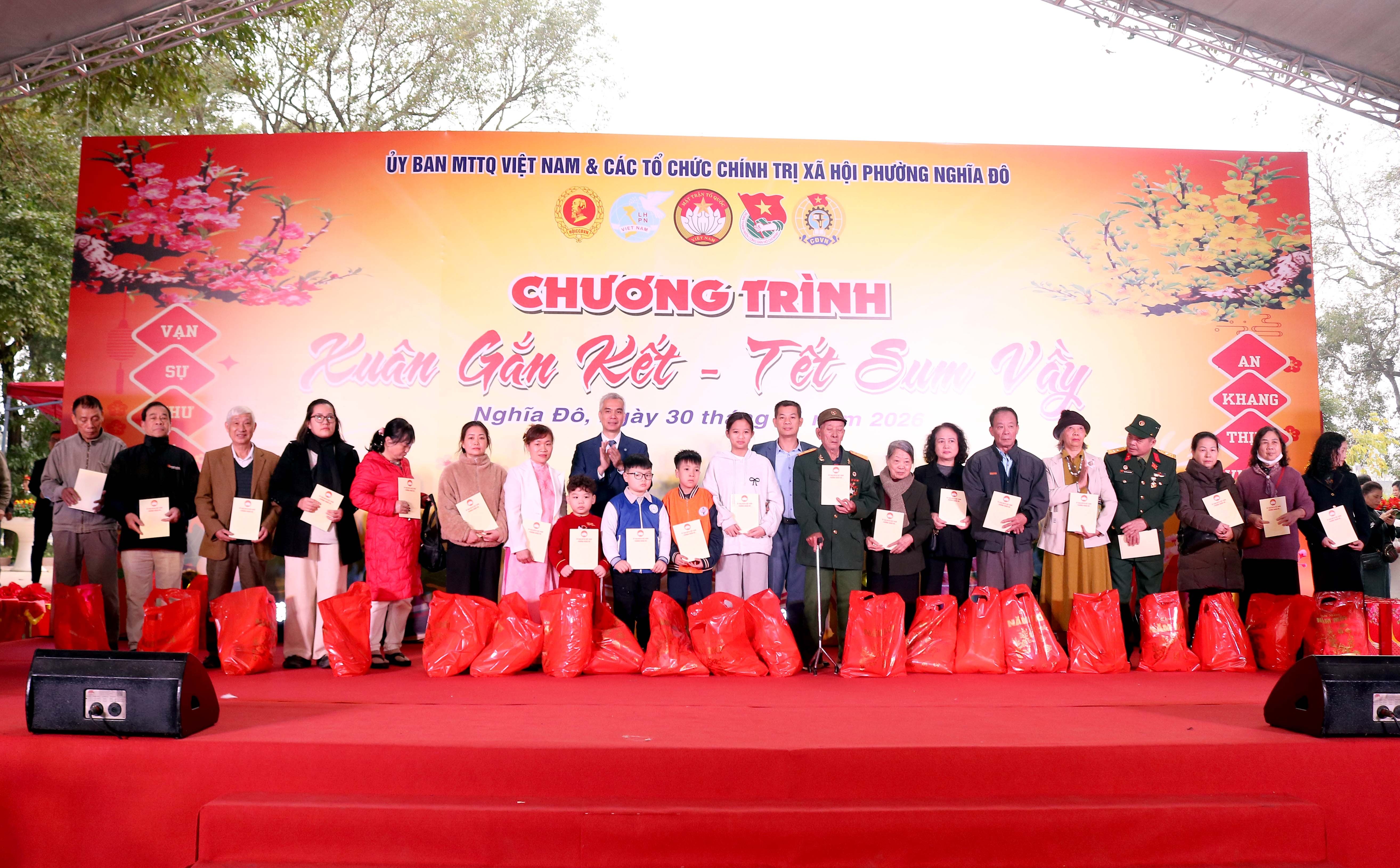 Phường Nghĩa Đô: Gắn Kết Ý Đảng - Lòng Dân Qua Chương Trình “Xuân Gắn Kết - Tết Sum Vầy” Phường Nghĩa Đô: Gắn Kết Ý Đảng - Lòng Dân Qua Chương Trình “Xuân Gắn Kết - Tết Sum Vầy”