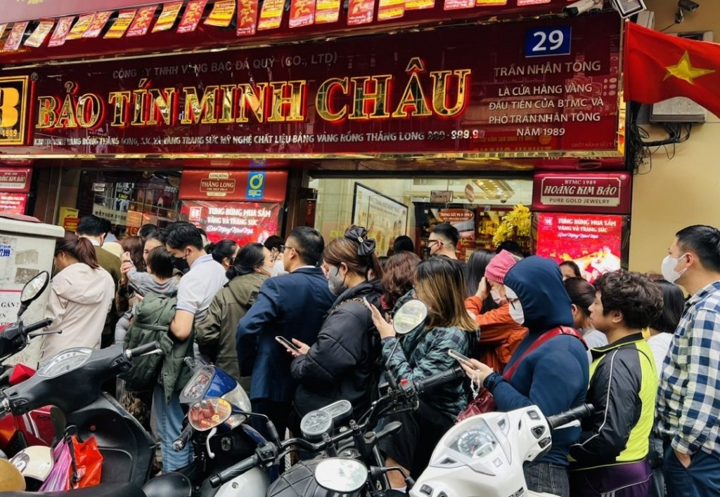 Giá vàng lao dốc, người dân xếp hàng dài để “bắt đáy”
