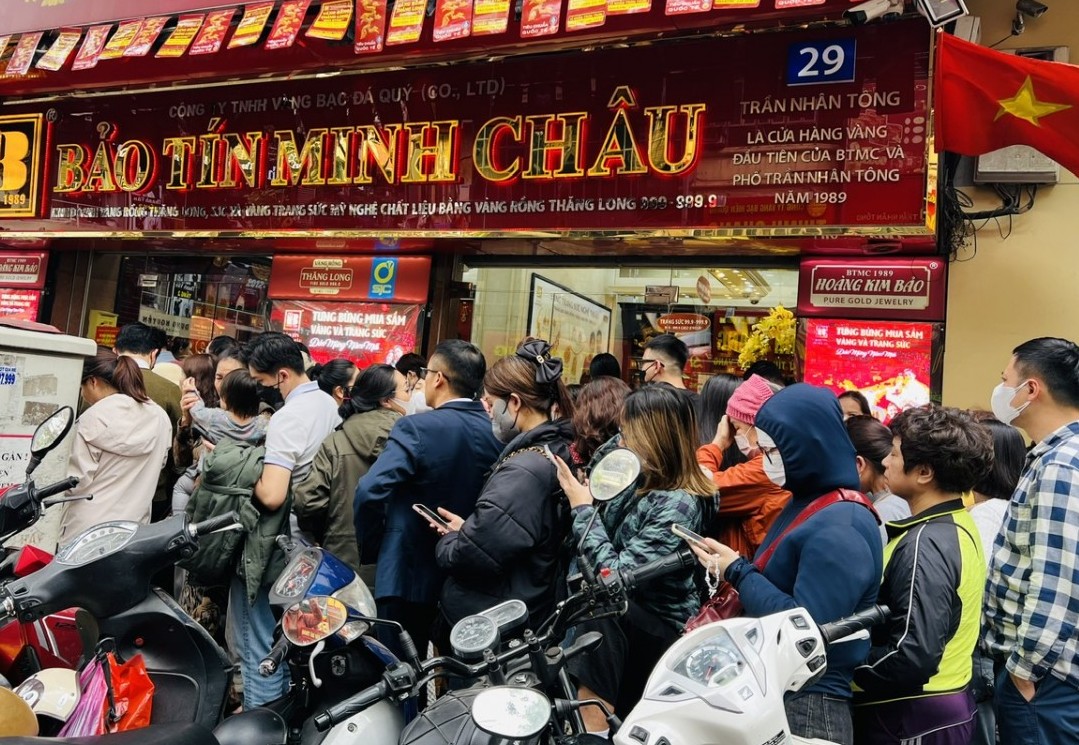 Giá vàng lao dốc, người dân xếp hàng dài để “bắt đáy”