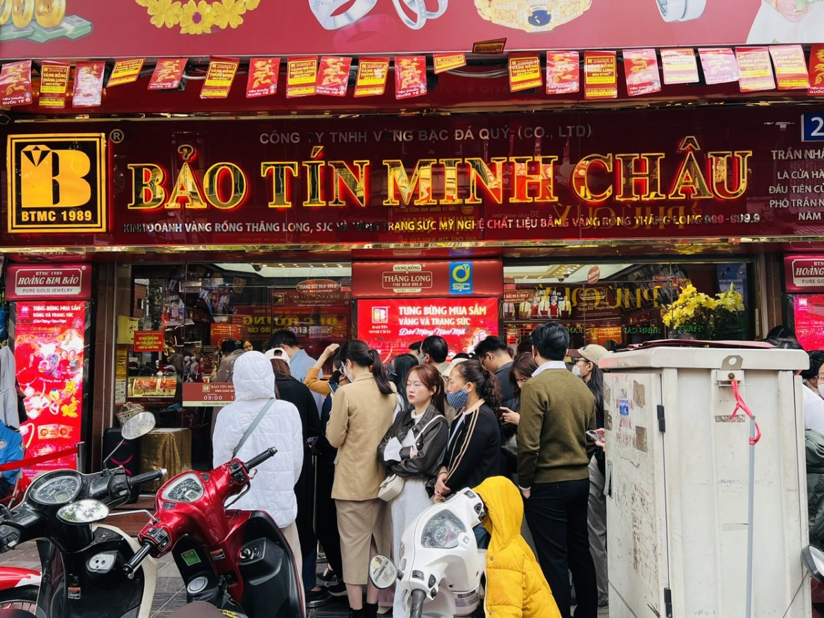 Giá vàng lao dốc mạnh: Nhà đầu tư nhỏ lẻ đứng trước phép thử bản lĩnh Giá vàng lao dốc mạnh: Nhà đầu tư nhỏ lẻ đứng trước phép thử bản lĩnh