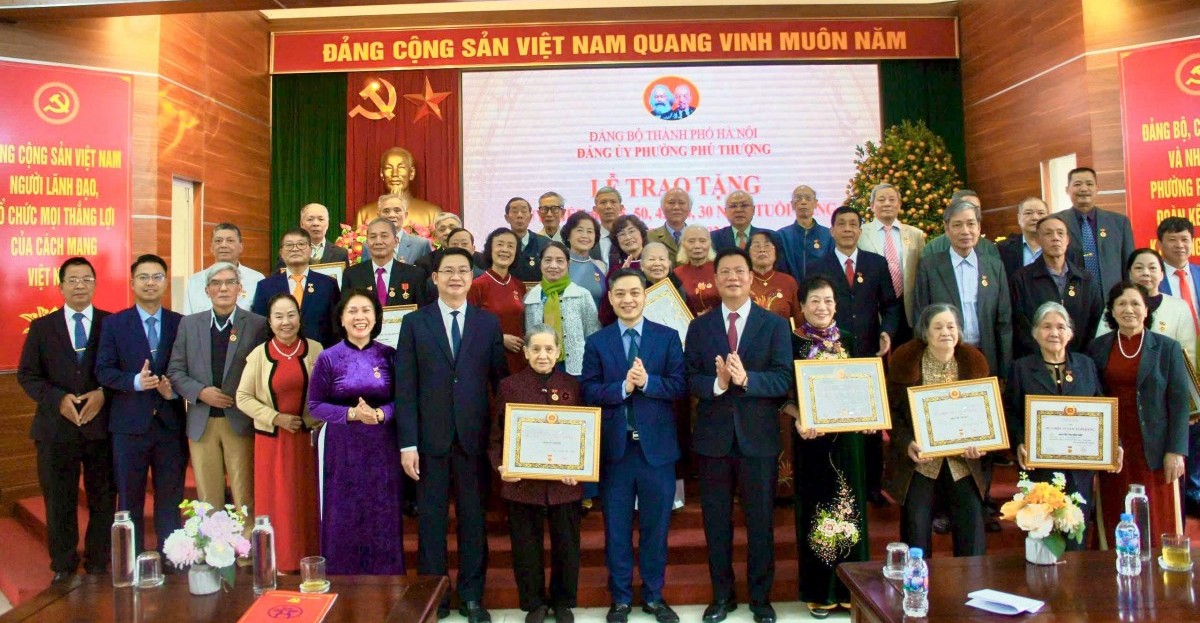 Phường Phú Thượng trang trọng tổ chức Lễ trao Huy hiệu Đảng tặng 47 đảng viên