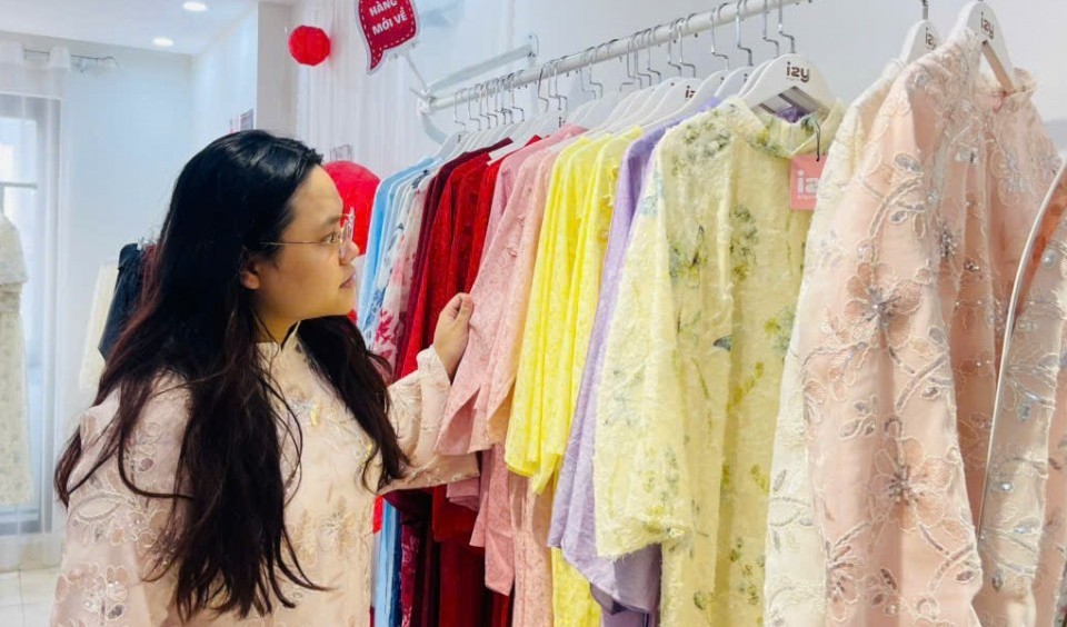 Áo dài tiếp tục “lên ngôi” dịp Tết Bính Ngọ 2026