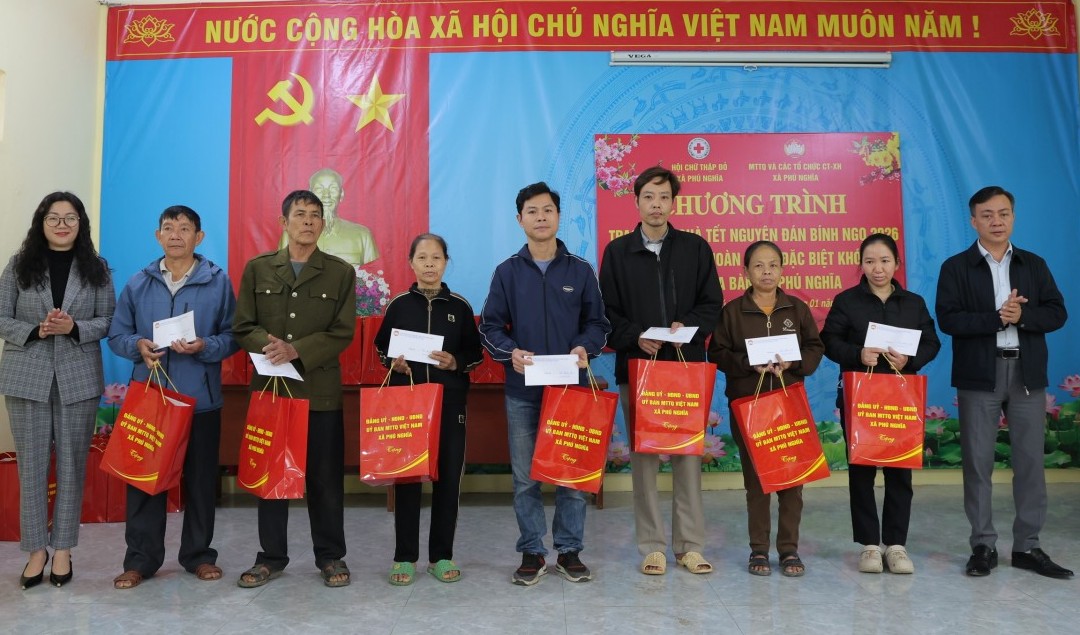 480 suất quà Tết nghĩa tình đến với các gia đình có hoàn cảnh khó khăn ở Phú Nghĩa