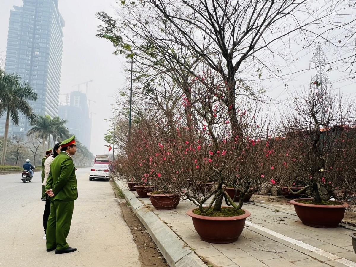 Phú Thượng: Ra quân lập lại trật tự đô thị, xây dựng không gian sống văn minh, hiện đại Phú Thượng: Ra quân lập lại trật tự đô thị, xây dựng không gian sống văn minh, hiện đại