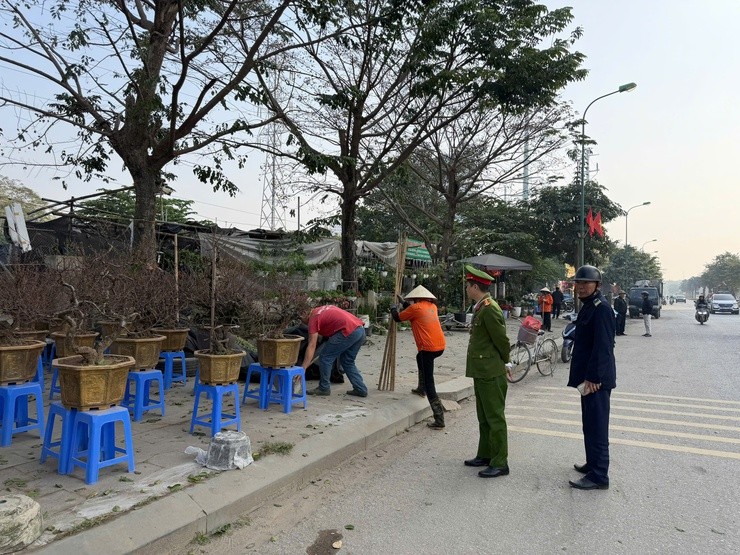 Phú Thượng: Ra quân lập lại trật tự đô thị, xây dựng không gian sống văn minh, hiện đại Phú Thượng: Ra quân lập lại trật tự đô thị, xây dựng không gian sống văn minh, hiện đại