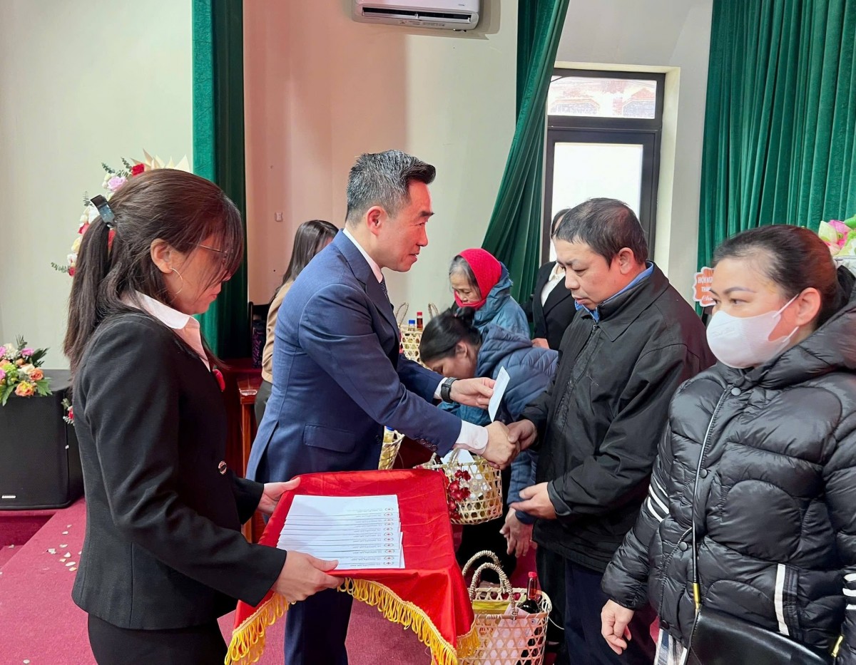 Trung ương Hội Chữ thập đỏ Việt Nam tặng quà Tết cho các gia đình khó khăn tại xã Phù Đổng Trung ương Hội Chữ thập đỏ Việt Nam tặng quà Tết cho các gia đình khó khăn tại xã Phù Đổng