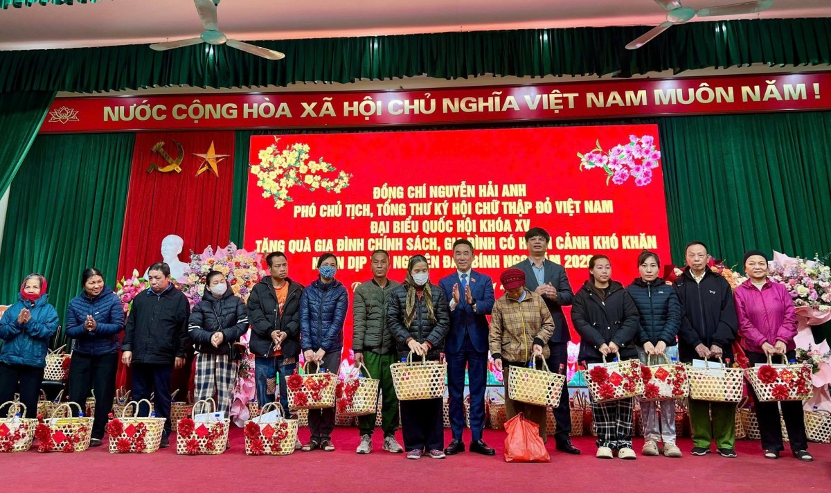 Trung ương Hội Chữ thập đỏ Việt Nam tặng quà Tết cho các gia đình khó khăn tại xã Phù Đổng Trung ương Hội Chữ thập đỏ Việt Nam tặng quà Tết cho các gia đình khó khăn tại xã Phù Đổng