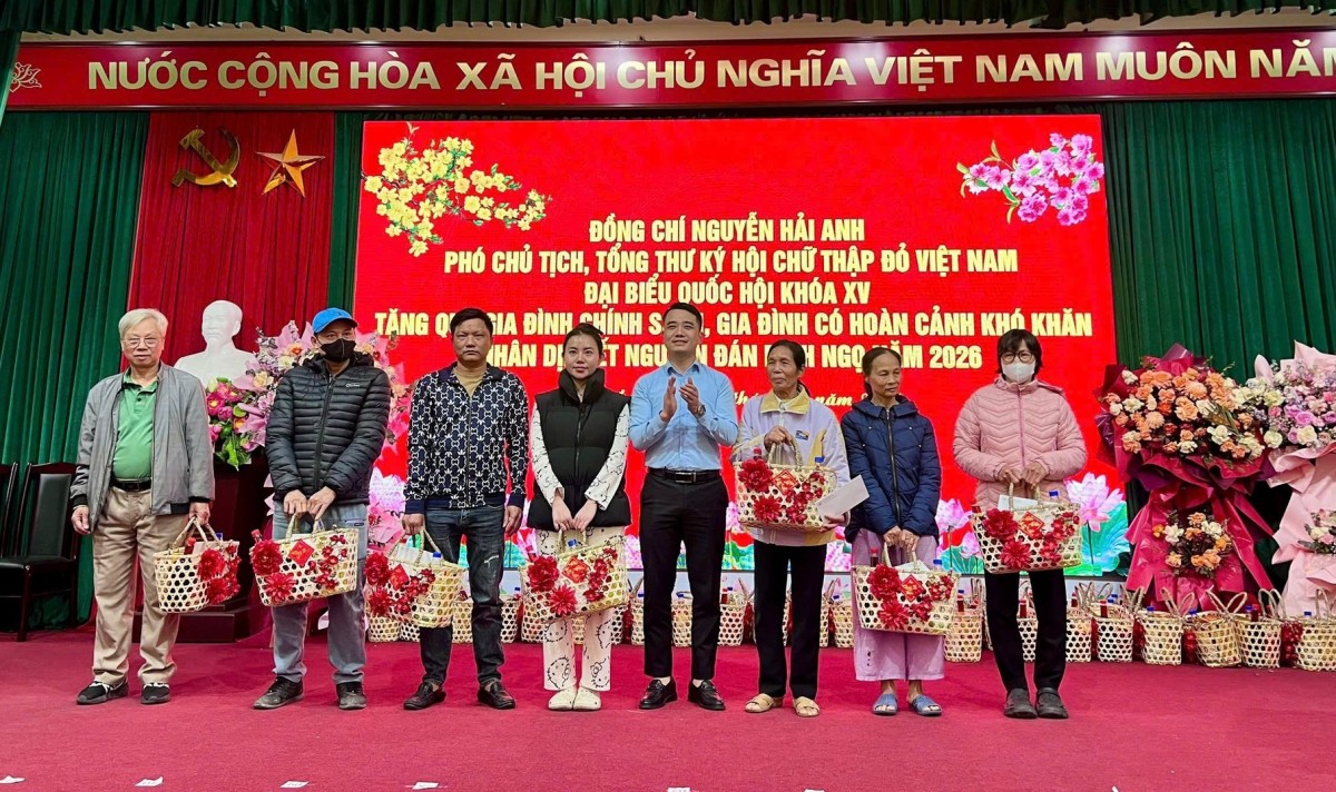 Trung ương Hội Chữ thập đỏ Việt Nam tặng quà Tết cho các gia đình khó khăn tại xã Phù Đổng Trung ương Hội Chữ thập đỏ Việt Nam tặng quà Tết cho các gia đình khó khăn tại xã Phù Đổng