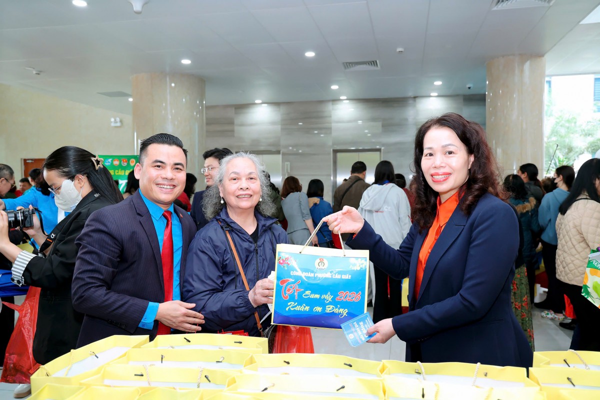 Lan tỏa nghĩa tình “Tết Sum vầy - Xuân ơn Đảng” 2026 tại phường Cầu Giấy