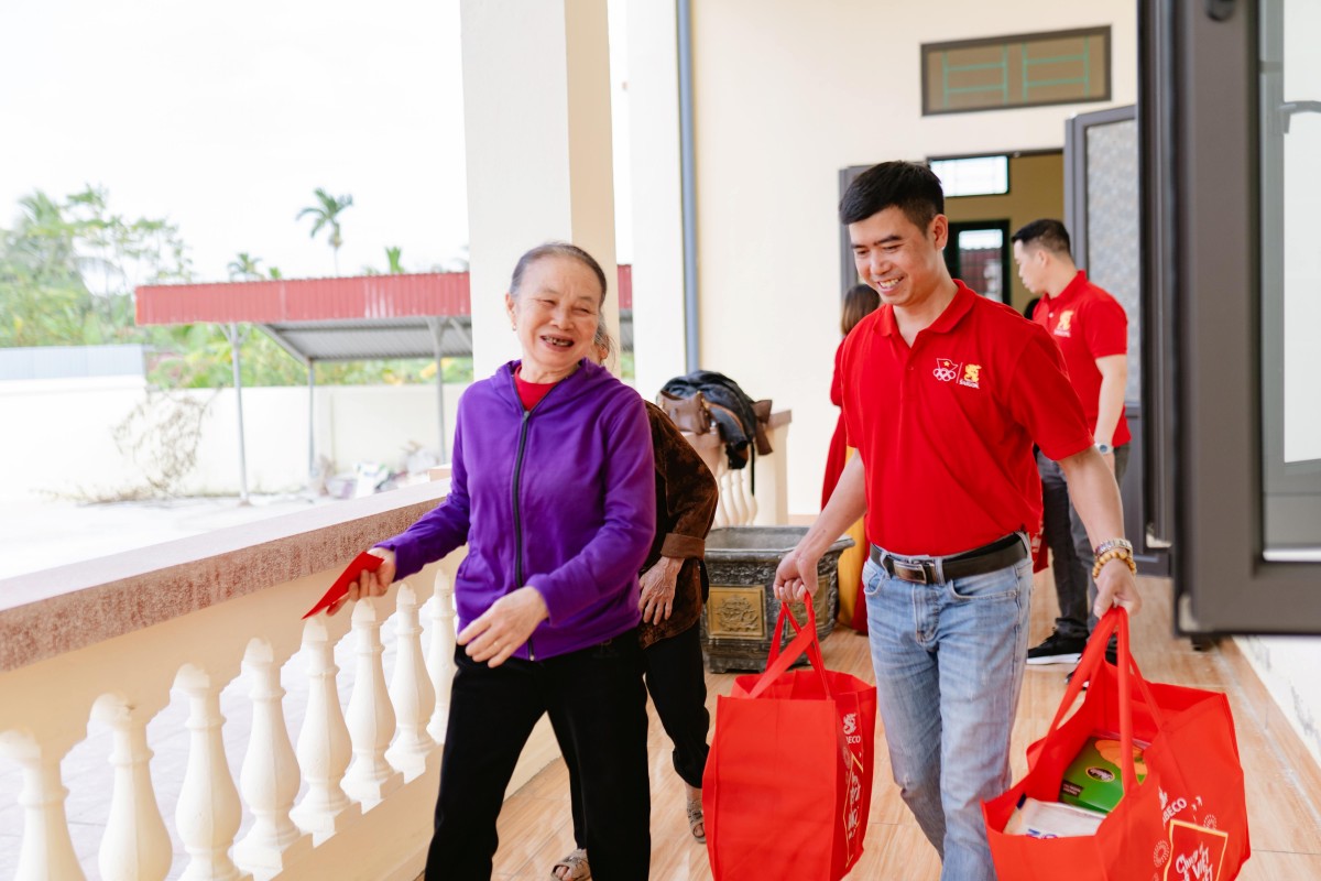 “‘Chung vị Tết Việt” lan tỏa yêu thương đến hộ gia đình khó khăn ở Hải Phòng, Quảng Trị