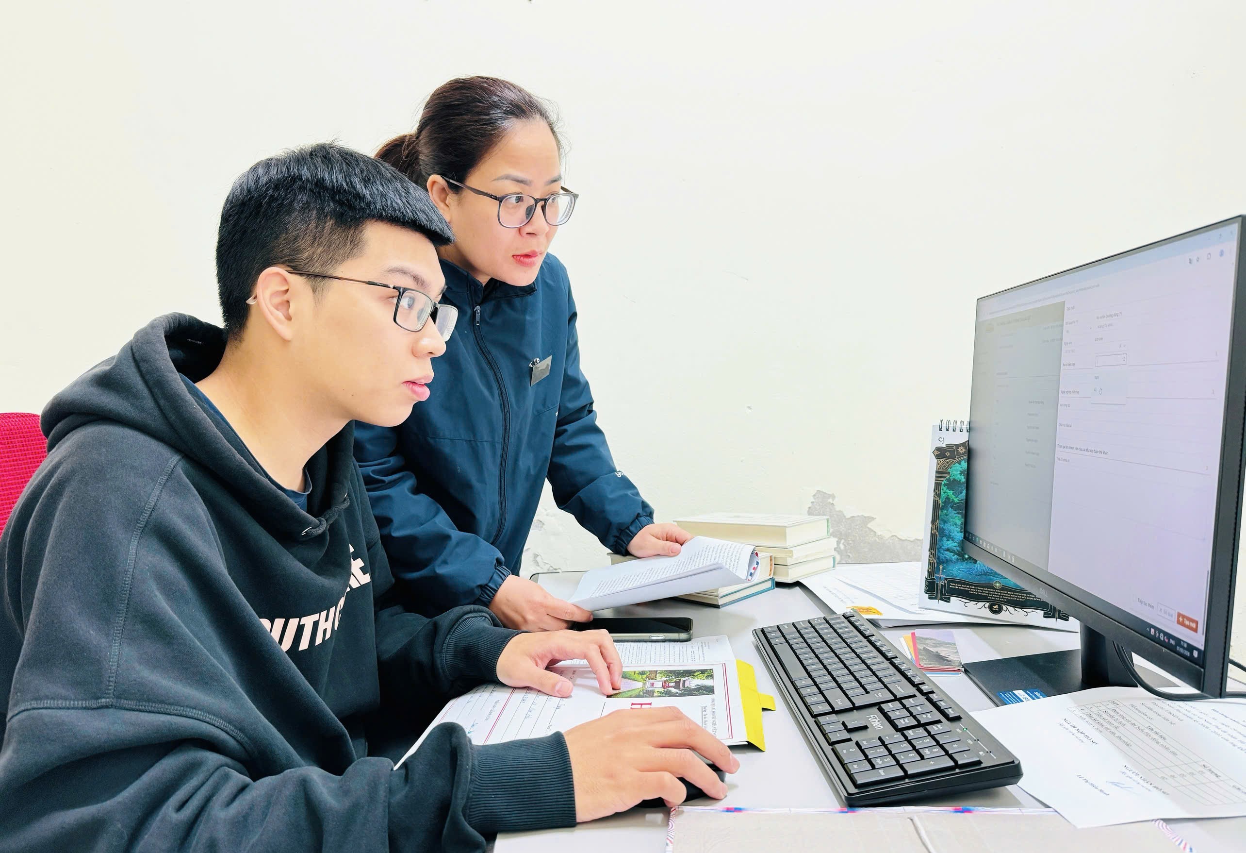 Bộ Phận Tiếp Nhận Hồ Sơ Nhập Dữ Liệu Trên Phần Mềm Quản Lý Thông Tin Bầu Cử Của Uỷ Ban Bầu Cử Quốc Gia