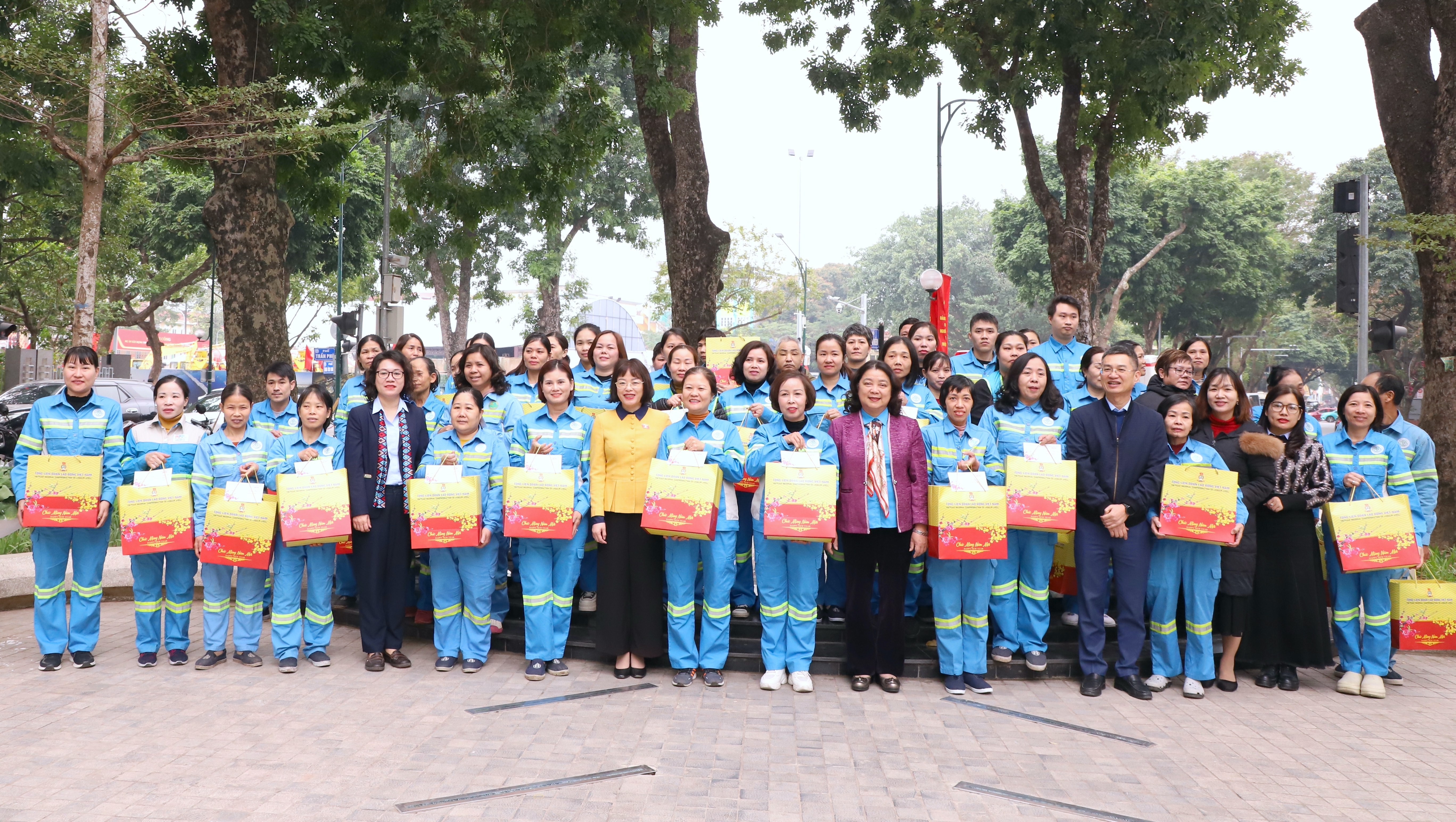 Quan tâm, chăm lo để công nhân môi trường đón Tết đủ đầy, vui tươi