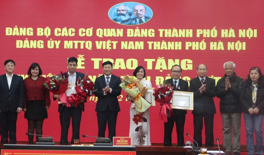 Đảng bộ Ủy ban MTTQ Việt Nam thành phố Hà Nội trao Huy hiệu Đảng đợt 3/2 cho các đảng viên tiêu biểu