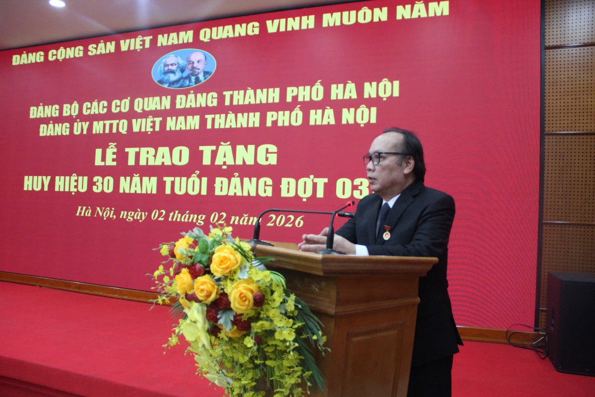Đảng bộ Ủy ban MTTQ Việt Nam thành phố Hà Nội trao Huy hiệu Đảng đợt 3/2 cho các đảng viên tiêu biểu
