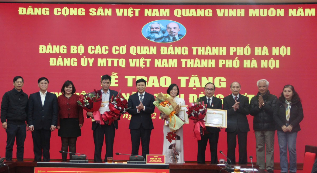 Đảng bộ Ủy ban MTTQ Việt Nam thành phố Hà Nội trao Huy hiệu Đảng đợt 3/2 cho các đảng viên tiêu biểu