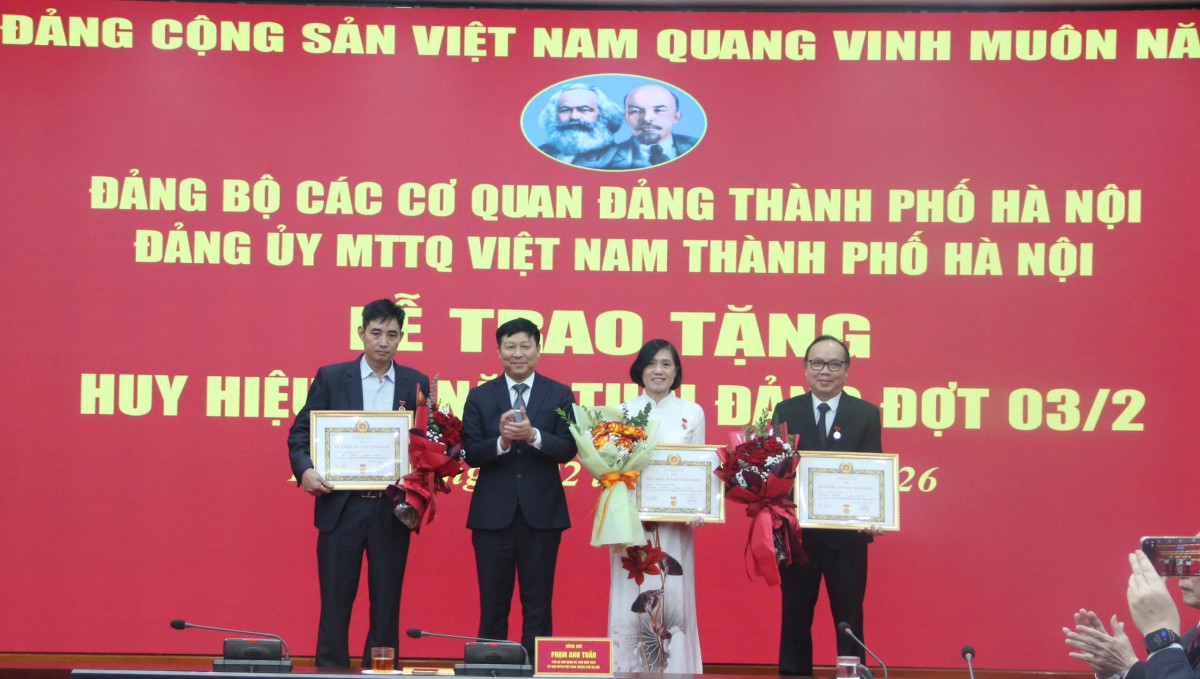 Đảng bộ Ủy ban MTTQ Việt Nam thành phố Hà Nội trao Huy hiệu Đảng đợt 3/2 cho các đảng viên tiêu biểu