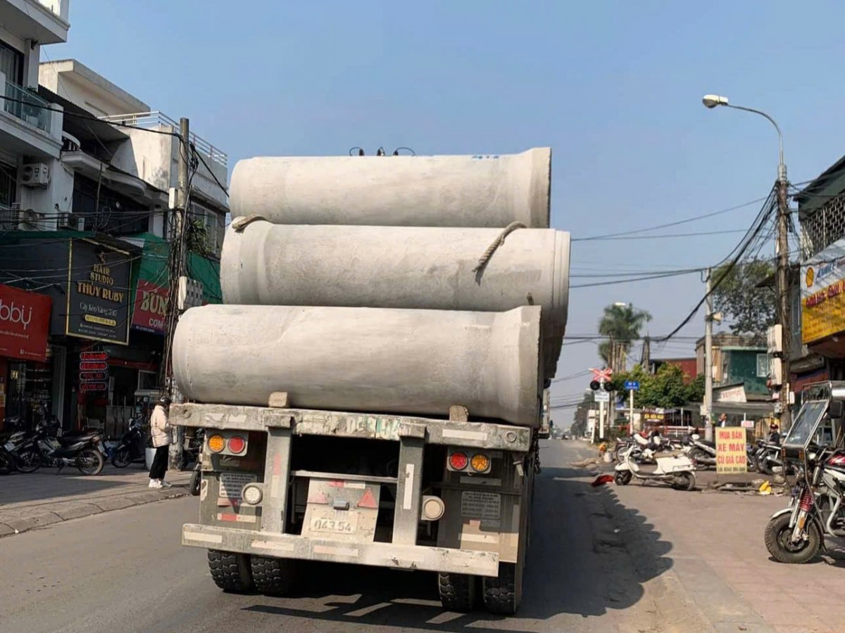 Xử phạt tài xế xe đầu kéo chở ống cống thiếu an toàn trên đường Ngô Gia Tự