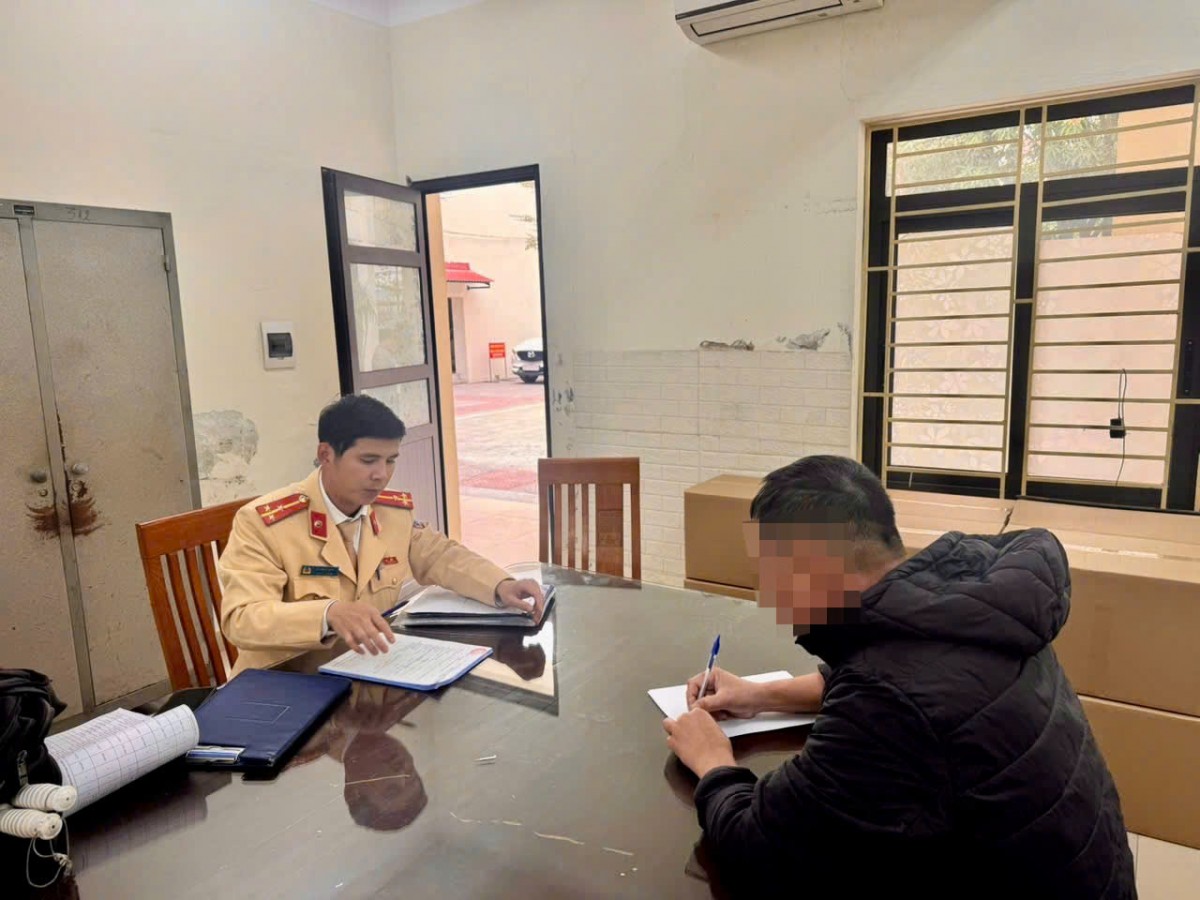 Xử phạt tài xế xe đầu kéo chở ống cống thiếu an toàn trên đường Ngô Gia Tự