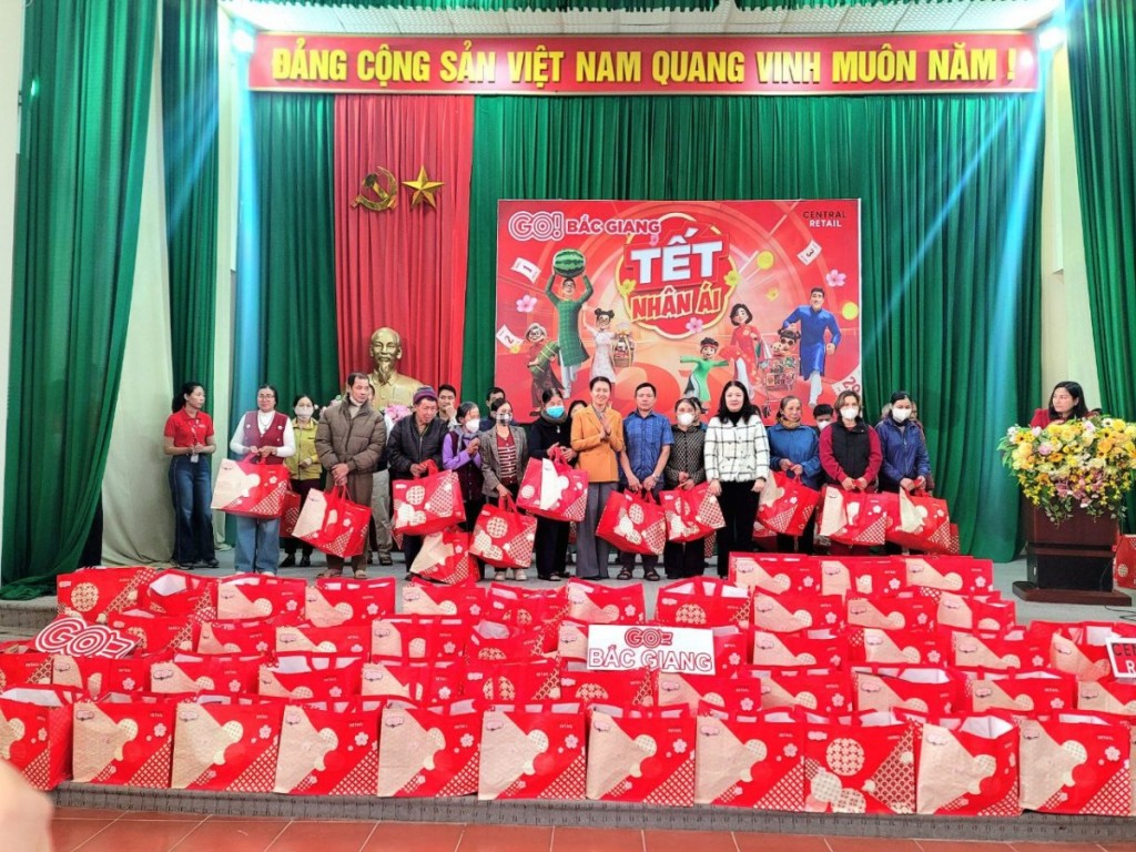 Central Retail Việt Nam trao tặng 5.200 phần quà Tết nhân ái cho các gia đình khó khăn