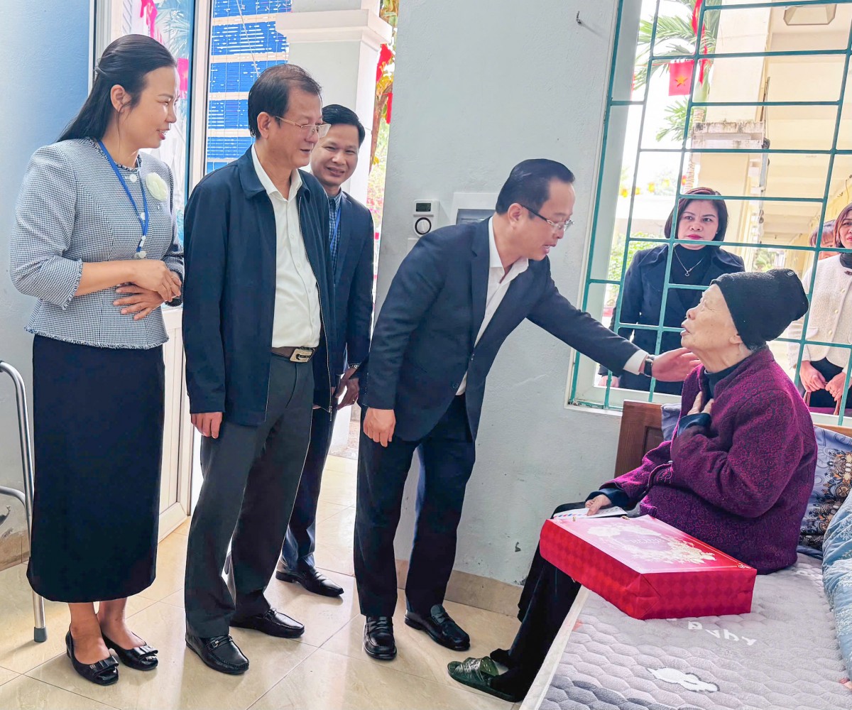 Phó Chủ Tịch Thường Trực Hđnd Thành Phố Trần Thế Cương Thăm, Tặng Quà Người Có Công Tại Xã Ứng Thiên Phó Chủ Tịch Thường Trực Hđnd Thành Phố Trần Thế Cương Thăm, Tặng Quà Người Có Công Tại Xã Ứng Thiên