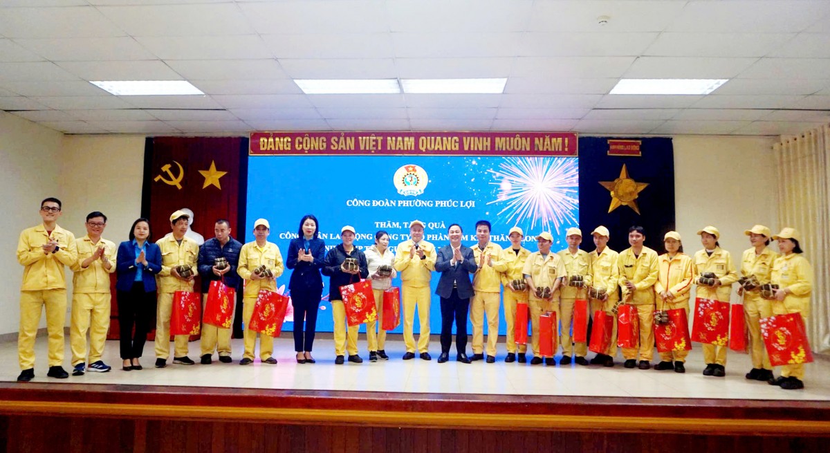 Công đoàn phường Phúc Lợi thăm, tặng quà Tết động viên người lao động trước thềm Xuân Bính Ngọ
