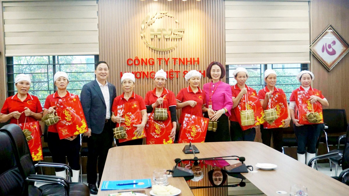 Công đoàn phường Phúc Lợi thăm, tặng quà Tết động viên người lao động trước thềm Xuân Bính Ngọ