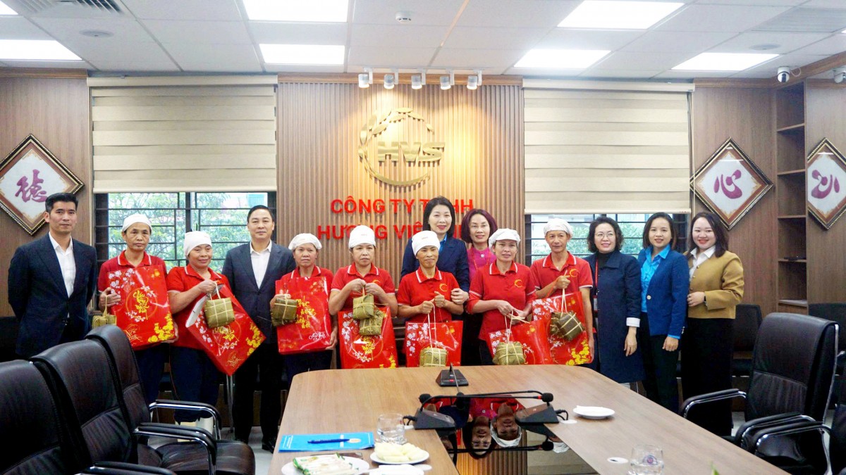 Công đoàn phường Phúc Lợi thăm, tặng quà Tết động viên người lao động trước thềm Xuân Bính Ngọ