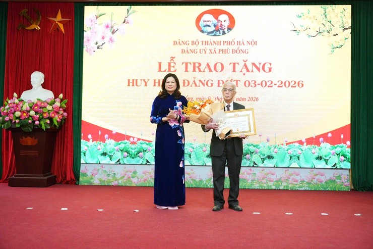 Đảng bộ xã Phù Đổng tổ chức Lễ trao tặng Huy hiệu Đảng đợt 3/2/2026
