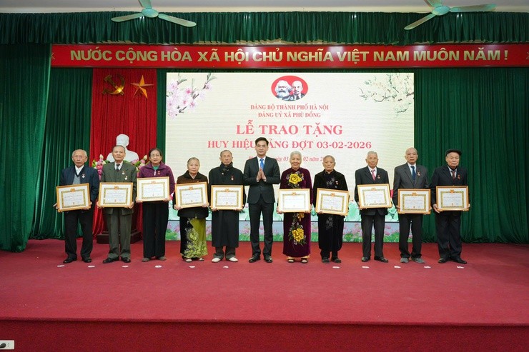 Đảng bộ xã Phù Đổng tổ chức Lễ trao tặng Huy hiệu Đảng đợt 3/2/2026